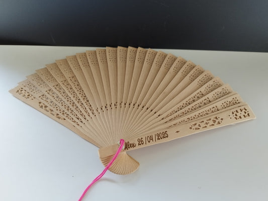 Abanico con pompón personalizado Izmi Láser Regalos Personalizados