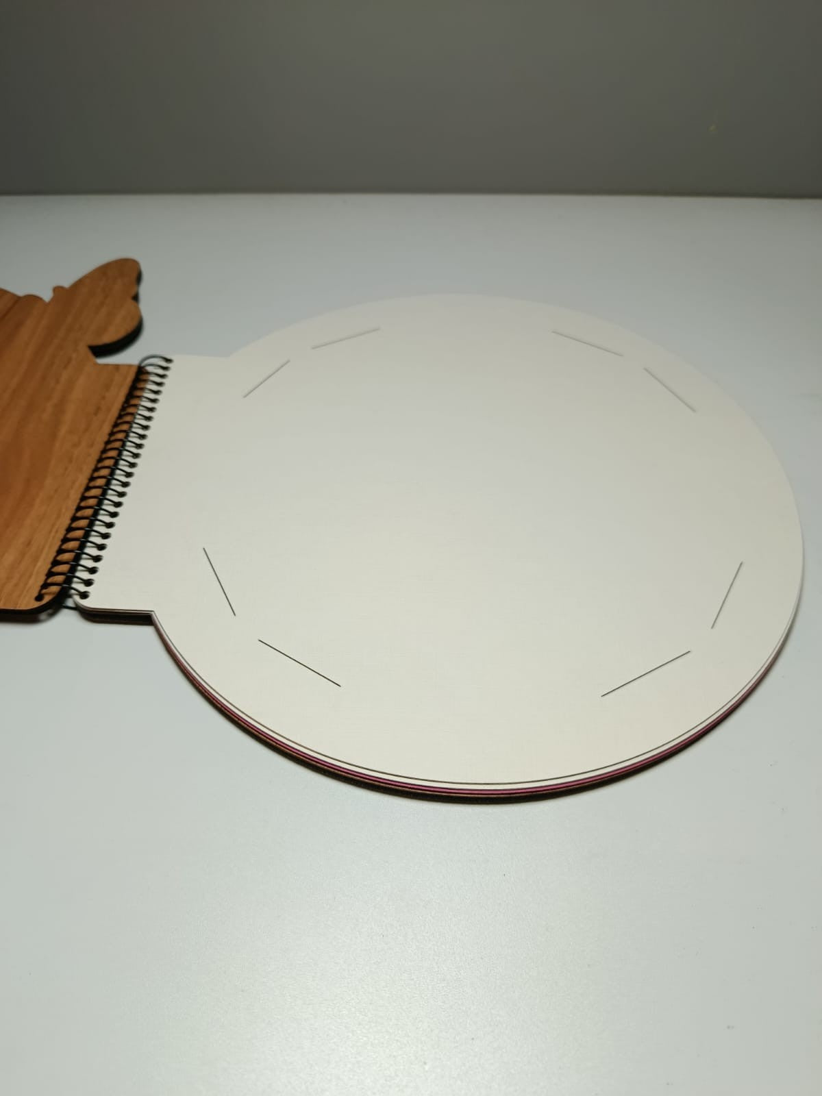 Álbum de fotos o libro de firmas de madera con portada 3D de Izmi Láser Regalos Personalizados. Ideal para comuniones, bodas o bautizos.