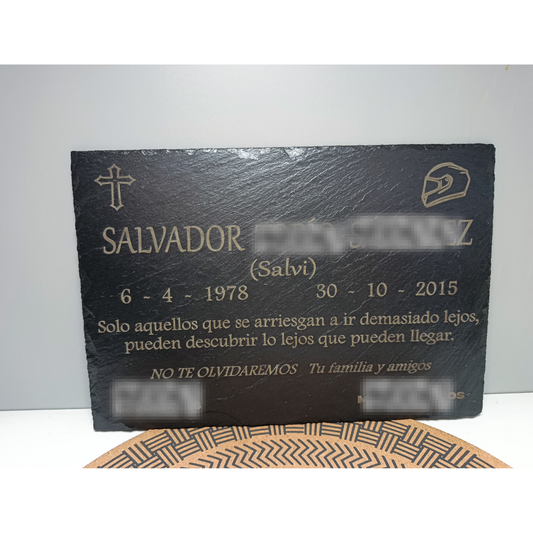 Placa conmemorativa en pizarra