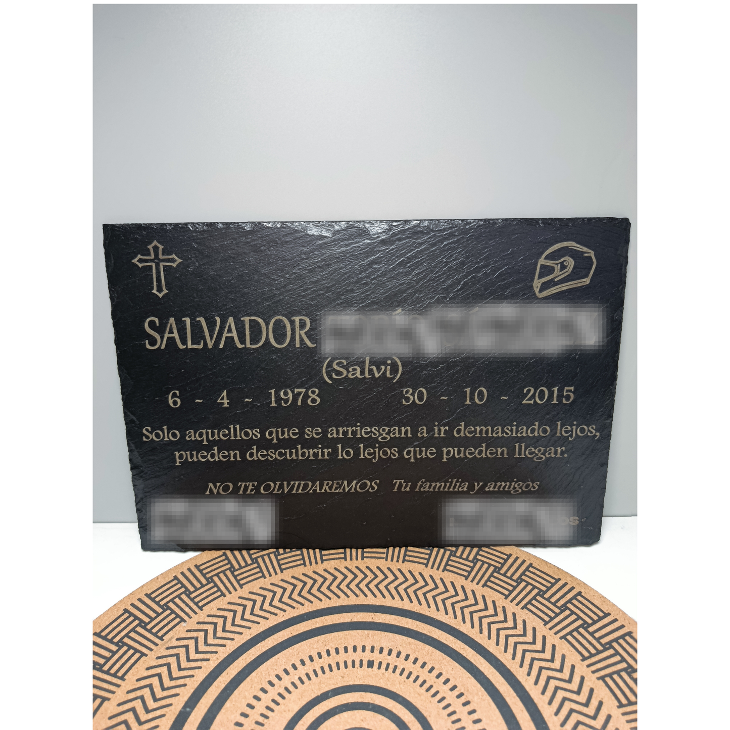 Placa conmemorativa en pizarra