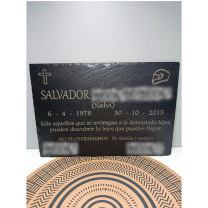 Placa conmemorativa en pizarra
