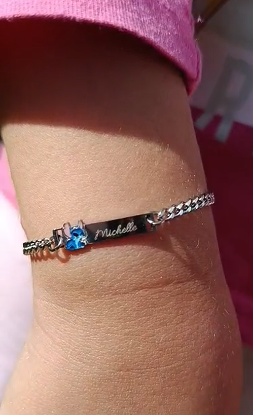 Esclava infantil personalizada con nombre Izmi Láser Regalos Personalizados