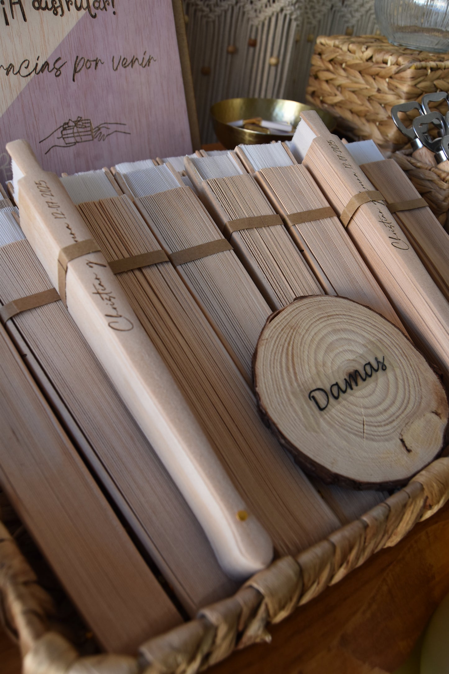 Abanico de madera con tela de algodón