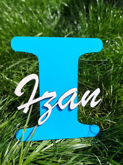 Inicial y nombre de madera para puerta o pared