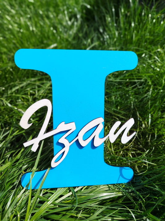 Inicial y nombre de madera para puerta o pared