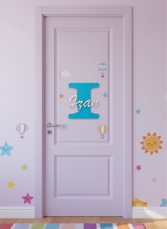 Inicial y nombre de madera para puerta o pared