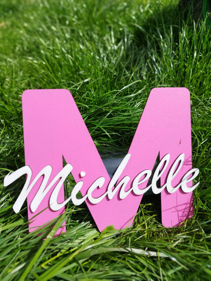 Inicial y nombre de madera para puerta o pared