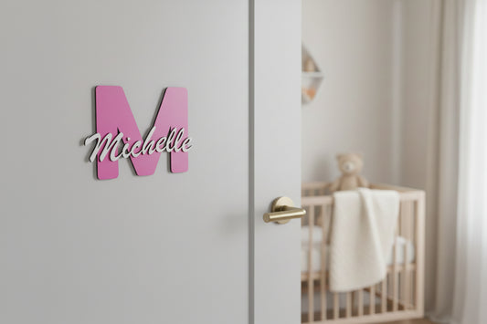Inicial y nombre de madera para puerta o pared