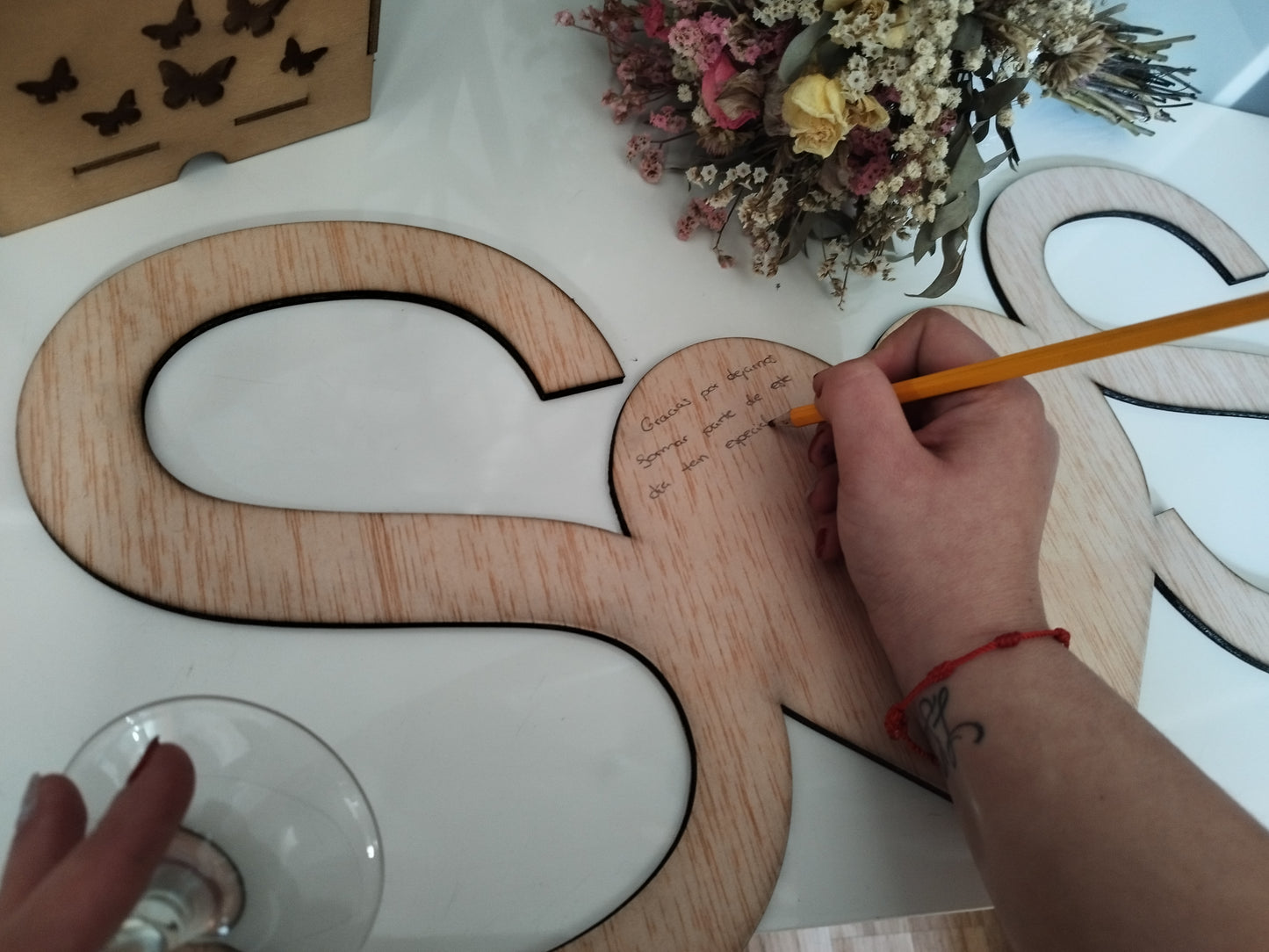 Libro de firmas en madera con iniciales