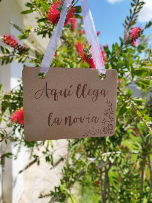 Cartel "Aquí llega la novia"