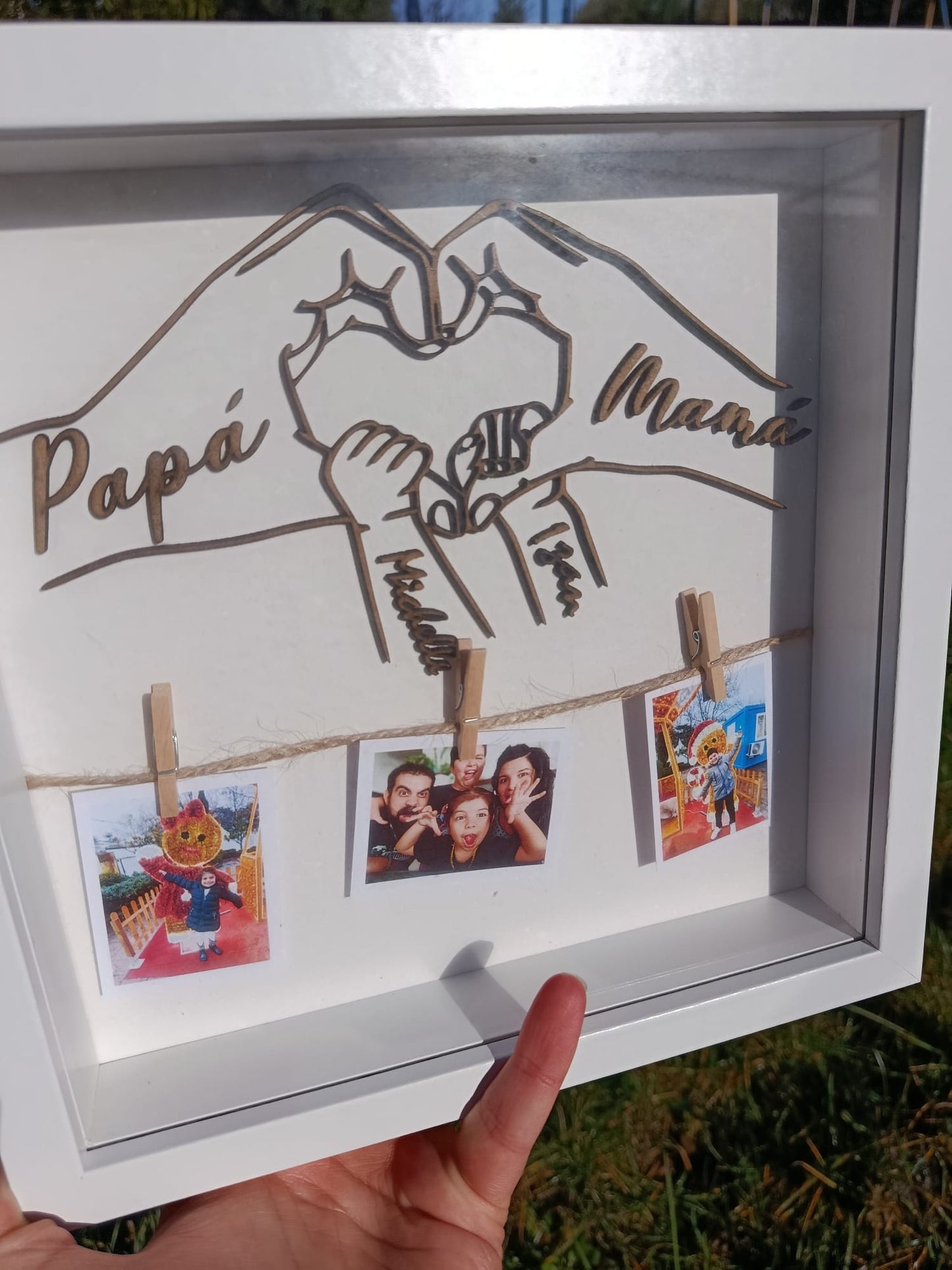 Cuadro personalizado con manos que forman un corazón y fotos de familia, regalo único para papá y mamá.