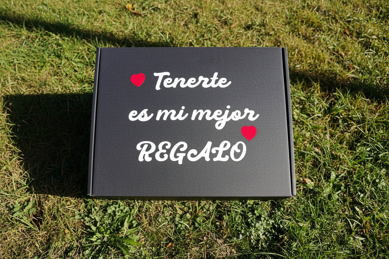 Caja negra con el texto 'Tenerte es mi mejor REGALO' en letras blancas y rojas, ideal para regalos especiales.