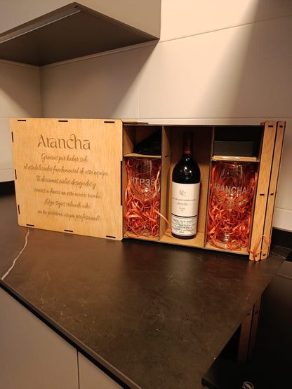 Caja personalizada con copas grabadas y accesorios