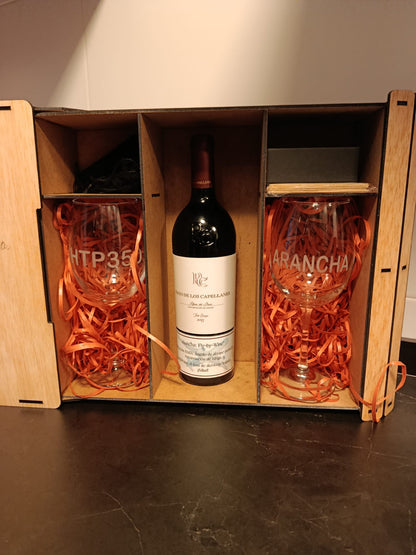 Caja personalizada con copas grabadas y accesorios