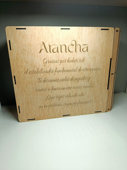 Caja personalizada con copas grabadas y accesorios