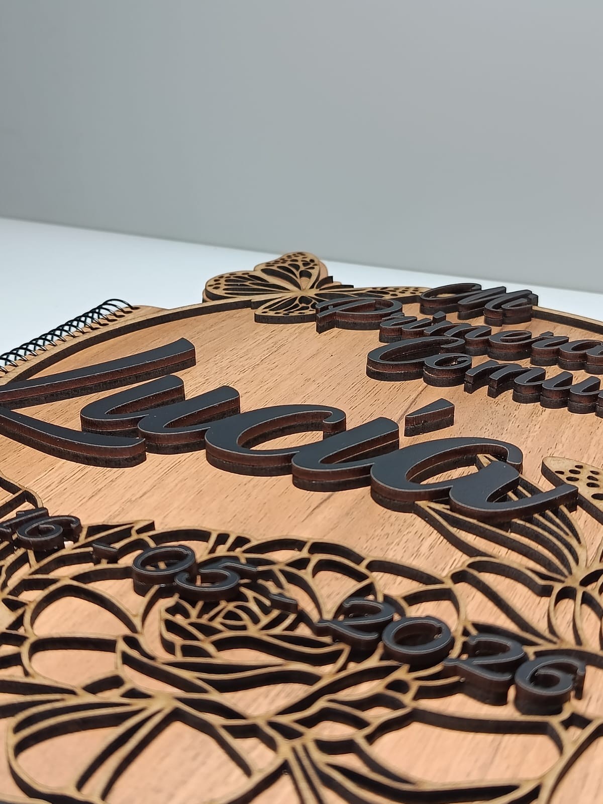 Izmi Láser Regalos Personalizados álbum de comunión en madera con nombre y detalles 3D de mariposas y flores.