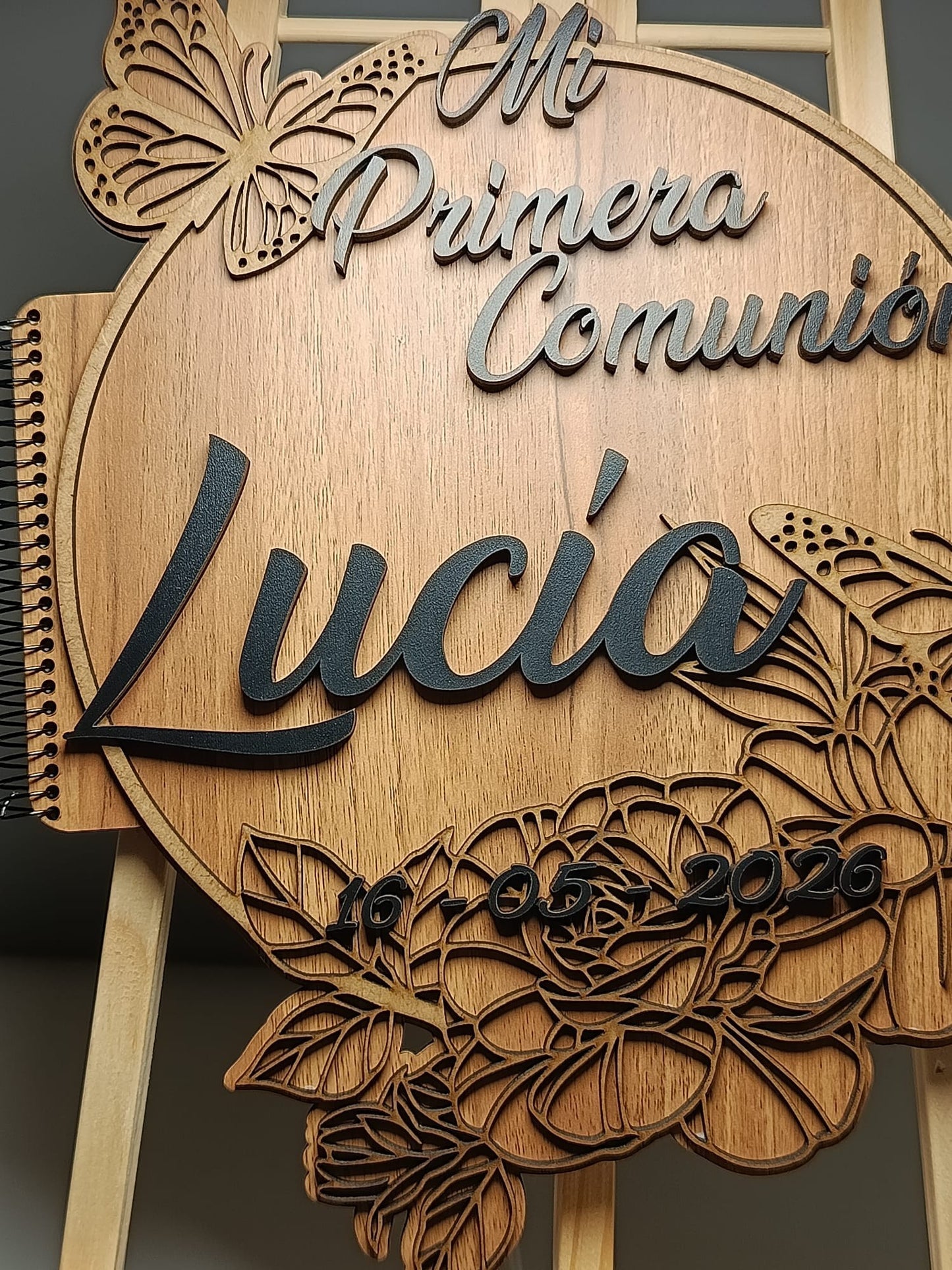 Álbum de comunión de madera personalizado con nombre y flores en relieve 3D. Izmi Láser Regalos Personalizados.