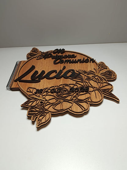 Álbum de comunión de madera con relieve 3D, flores, mariposas y nombre 'Lucía'. Izmi Láser Regalos Personalizados.