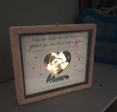 Cuadro de madera con luz LED de Izmi Láser Regalos Personalizados, con ecografía de bebé en forma de corazón y nombre "Alvaro".