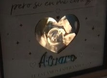Izmi Láser Regalos Personalizados cuadro de madera con luz para ecografía, nombre 'Alvaro' y frase 'Aún no estás en mis brazos pero sí en mi corazón'.