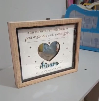 Cuadro de madera natural personalizado con ecografía, luz LED y nombre del bebé. Regalo para futuros padres.