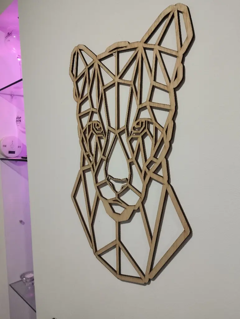 SILUETA DE LEONA EN MADERA