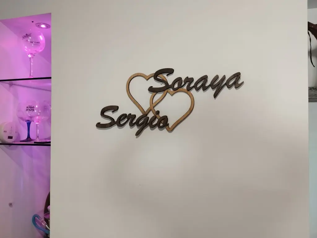 NOMBRES EN MADERA EN PAREJAS CON FORMA DE "CORAZÓN" 