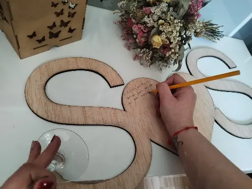 [001071] SILUETA EN MADERA DE LIBRO DE FIRMAS CON LAS "INICIALES"